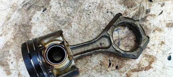 Subaru Forester SH Piston with connecting rod