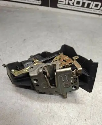 Mercedes-Benz E W210 Rear door lock 2027300635
