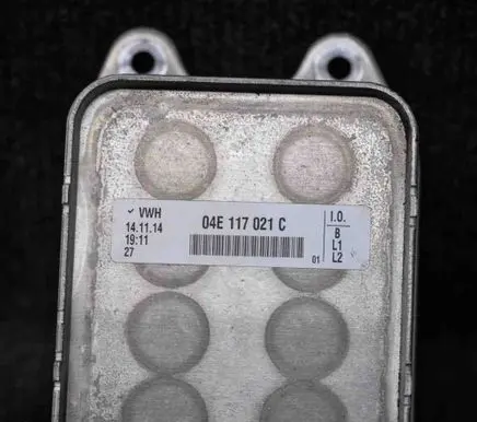 Volkswagen Polo V 6R Engine oil radiator 04E117021C