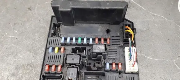 Nissan Pixo Relay mounting block 284b7