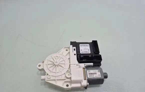 Volkswagen Tiguan Front door window regulator motor 5N0959701D