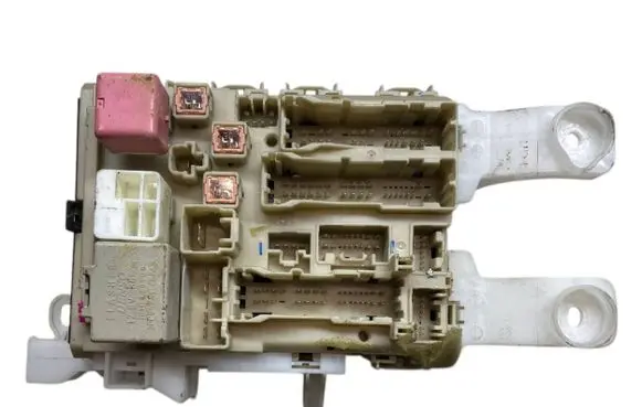 Toyota RAV 4 (XA30) Fuse module 8273042350