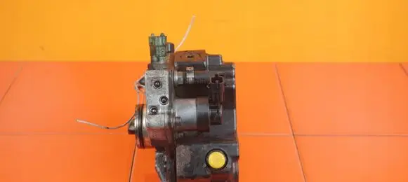 Volvo XC90 Fuel injection high pressure pump 31303475 D5244T18