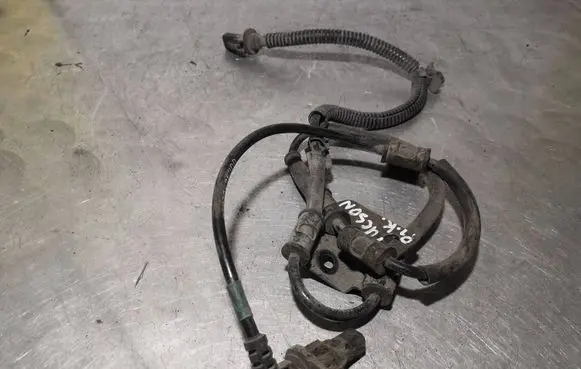 Hyundai Tucson JM ABS brake wheel speed sensor 956702E300