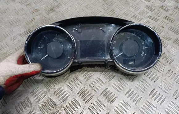 Peugeot 5008 Speedometer (instrument cluster)