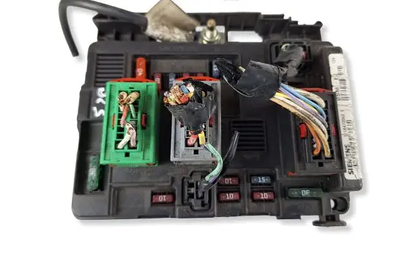 Peugeot 206 Fuse module 9643498980