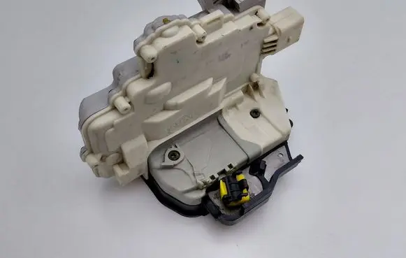 Audi A6 S6 C6 4F Rear door lock 4F0839016