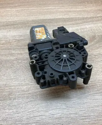 Audi A4 S4 B5 8D Front door window regulator motor 8D0837398B