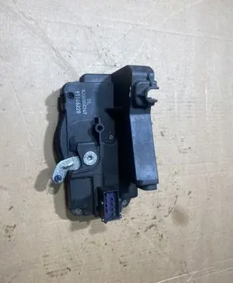 Renault Trafic II (X83) Front door lock 8200008247
