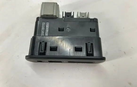 Dodge Challenger USB socket connector 68206384AC 33169193 021515