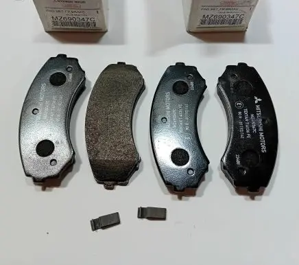 Mitsubishi Pajero Brake pads (front) MZ690347C