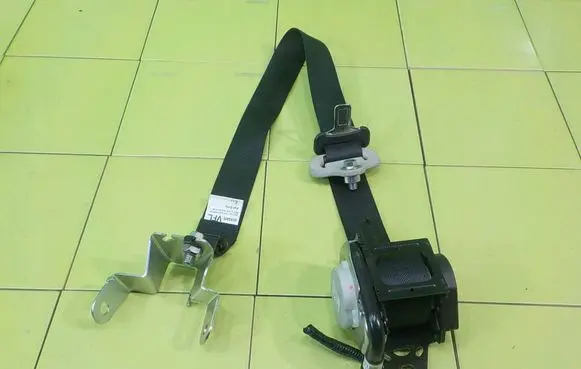 Nissan Leaf I (ZE0) Front seatbelt 624239203A BEZPIECZENSTWA