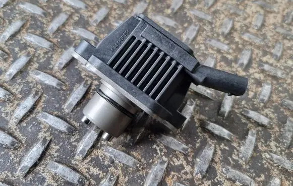 Volkswagen Tiguan Camshaft vanos timing valve 04E906048C
