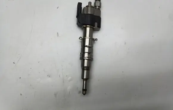BMW 7 F01 F02 F03 F04 Fuel injector 10181010