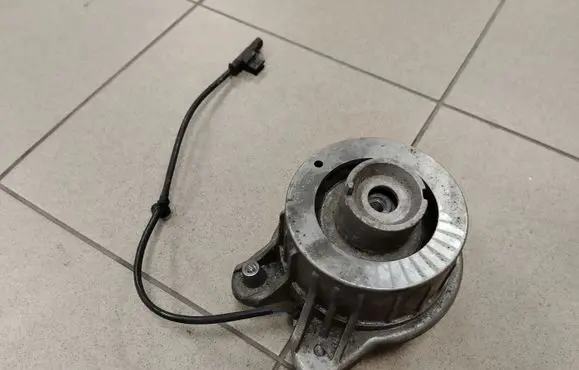 Mercedes-Benz S W222 Engine mount bracket A2222407617