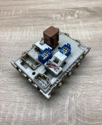 Nissan Primera Fuse module 243504U100