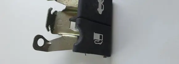 Nissan Qashqai Fuel tank opening switch 
