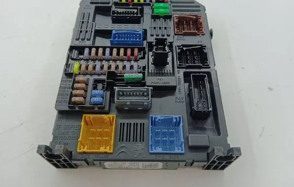 Opel Mokka B Fuse module 983288108000 28709110 3222143636