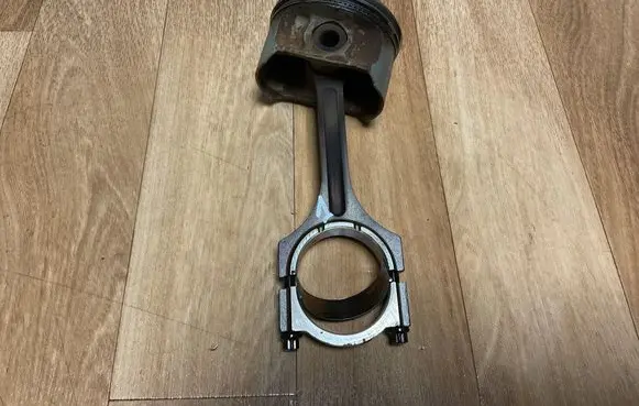Hyundai Coupe Piston with connecting rod 