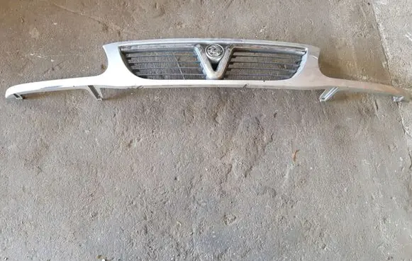 Opel Frontera B Front bumper upper radiator grill 91161390