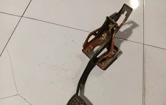Toyota Avensis T250 Brake pedal 