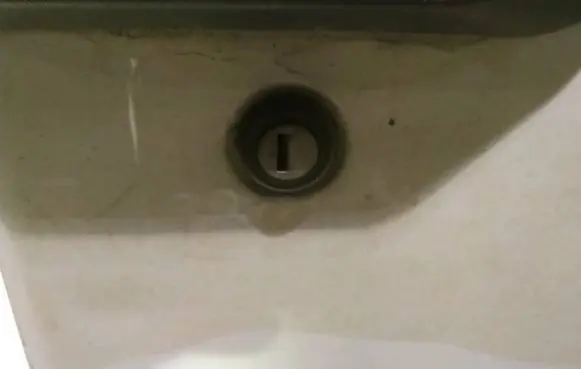 Iveco Daily 30.8 - 9 Front door lock (next to the handle) 
