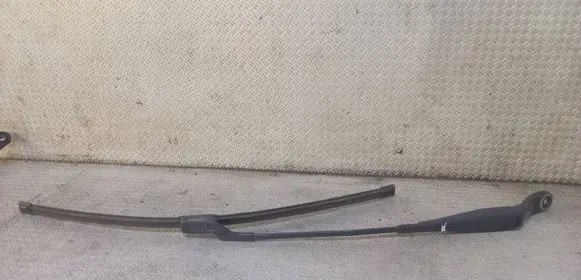 Peugeot 208 I Windshield/front glass wiper blade 9673291980