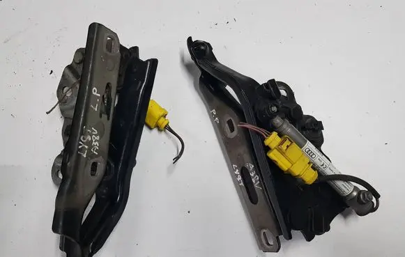 Audi A3 S3 8V Engine bonnet/hood hinges 8V0823823EIAUTOPI 8V0823823F