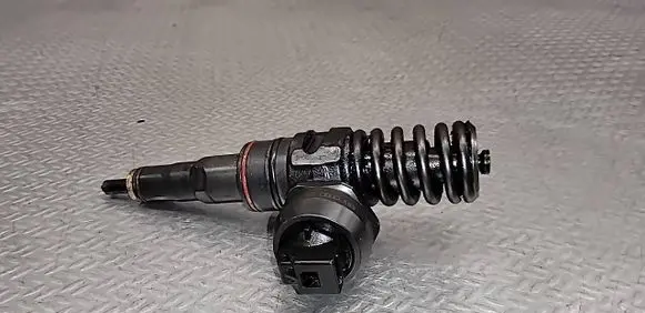 Volkswagen PASSAT B5.5 Fuel injector 038130073AJ