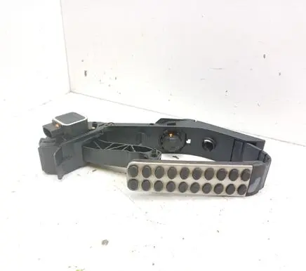 Accelerator throttle pedal
