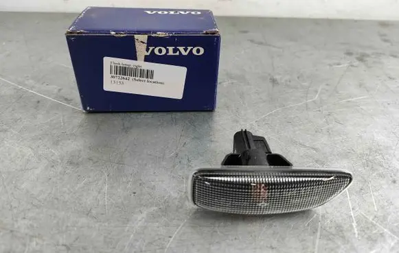 Volvo V70 Front fender indicator light 30722642 8658945