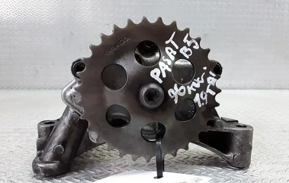 Volkswagen PASSAT B5.5 Oil pump 038115105B