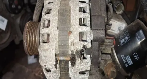 Dacia Sandero Generator/alternator 231005933R BLO7G6