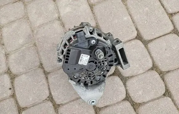 Opel Insignia B Generator/alternator 39047352