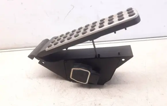 Mercedes-Benz C W204 Accelerator throttle pedal A2043000182 A20430000