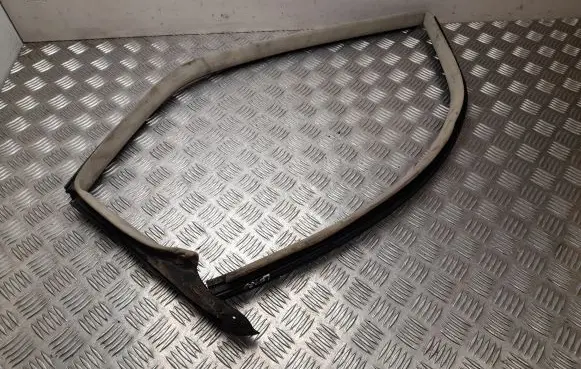 Mercedes-Benz S W126 Rubber seal rear door 053