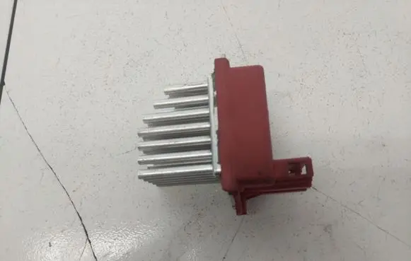 Skoda Octavia Mk1 (1U) Heater blower fan relay 1J0907521