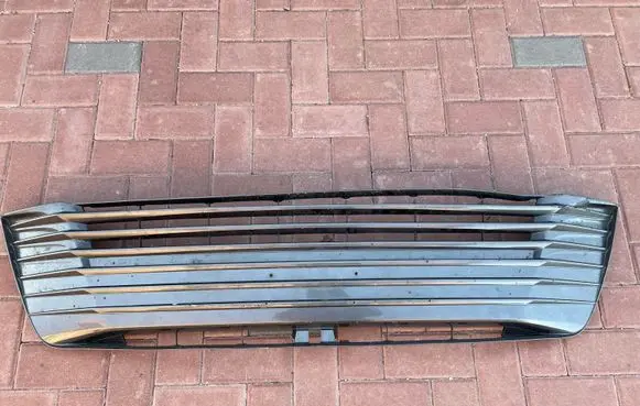 Toyota Sienna XL30 III Front bumper upper radiator grill 5310208030