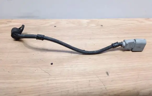 Volkswagen PASSAT B6 Camshaft position sensor 9805940