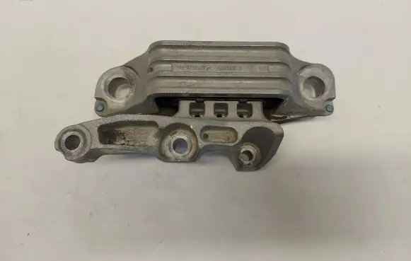 Engine mount vacuum valve
