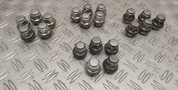 Toyota Avensis T270 Nuts/bolts 
