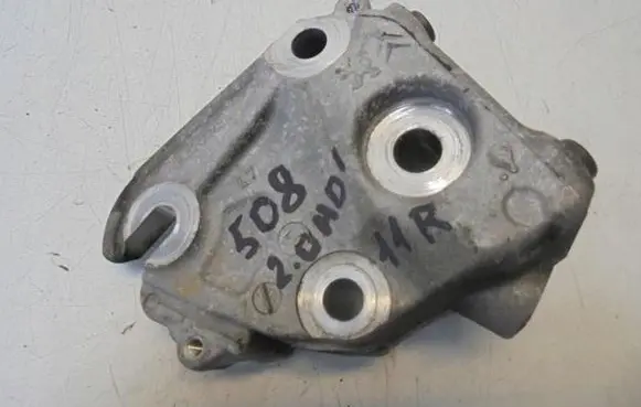 Peugeot 508 Engine mounting bracket