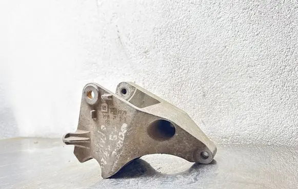 Opel Vectra C Engine mounting bracket 13112030 1017