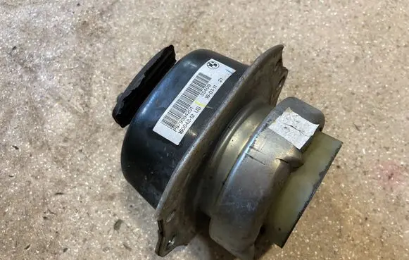 BMW X6 E71 Engine mount bracket 6793642