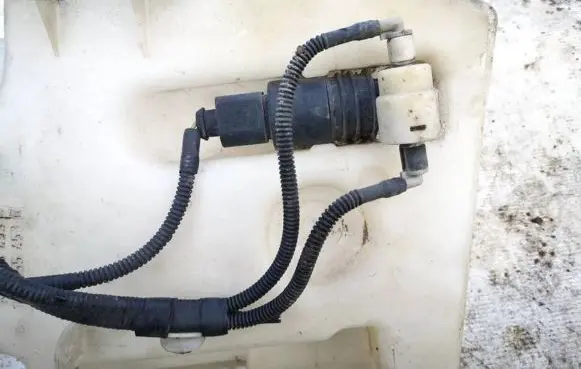 Volkswagen Golf V Windscreen/windshield washer pump