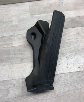Accelerator throttle pedal