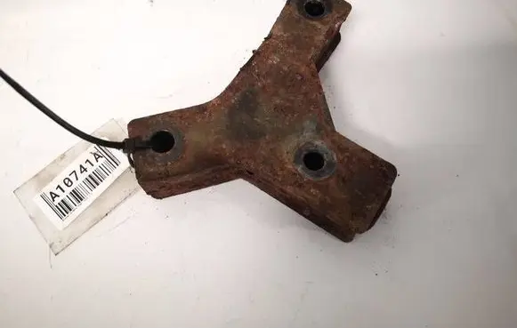 Nissan Almera Tino Engine mounting bracket 