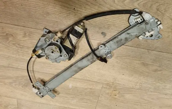 Nissan Navara D22 Front door window regulator motor 807302S410 MMR52119 81224