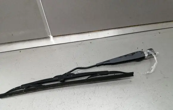 Chrysler PT Cruiser Rear wiper blade arm 05288704AG