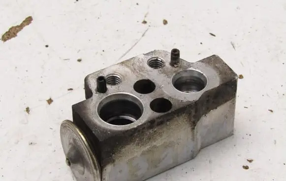 Audi Q3 8U Air conditioning (A/C) expansion valve 8U2820103